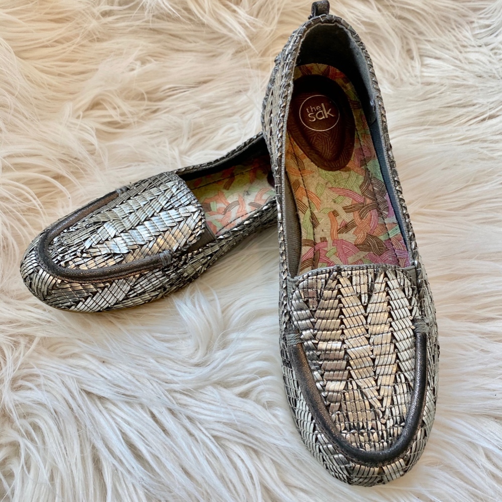The SAK Shiny Metallic Silver Loafers Sz 7.5